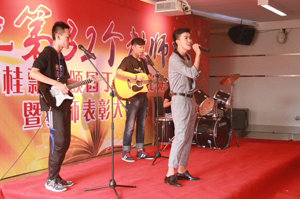 beat365官网举办“丹桂飘香颂园丁”歌咏比赛暨教师表彰大会