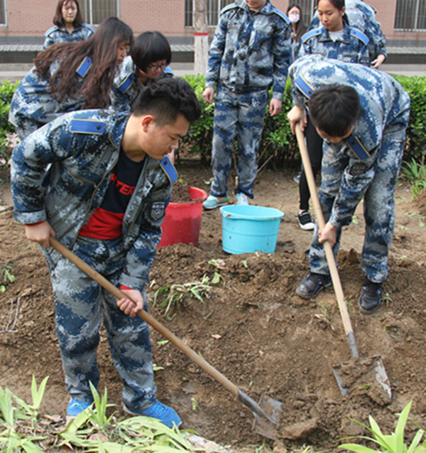 加强水系建设 构建美好校园 ——beat365官网领导及师生共同参与校园水系建设活动