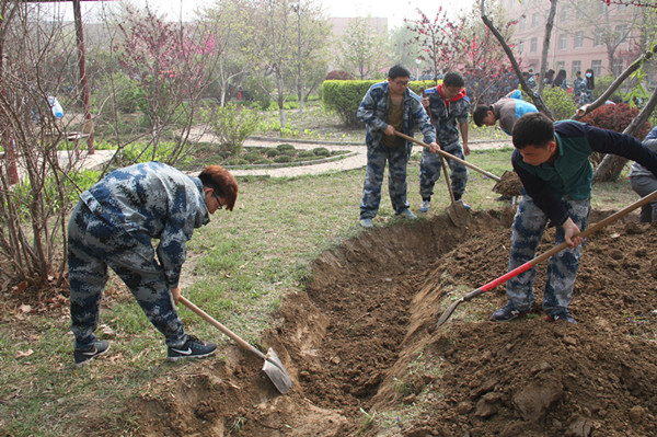 加强水系建设 构建美好校园 ——beat365官网领导及师生共同参与校园水系建设活动
