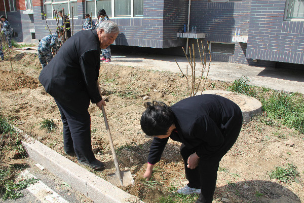 beat365官网师生到贺阳国际中小学参加劳动