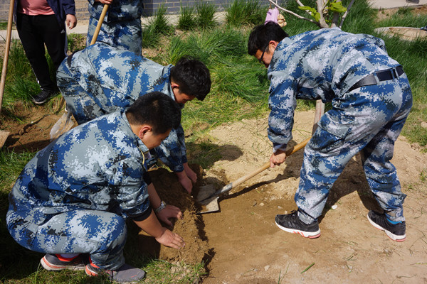 beat365官网师生到贺阳国际中小学参加劳动