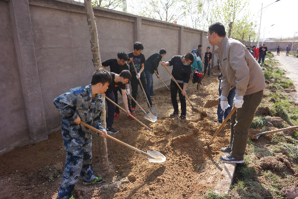 beat365官网师生到贺阳国际中小学参加劳动