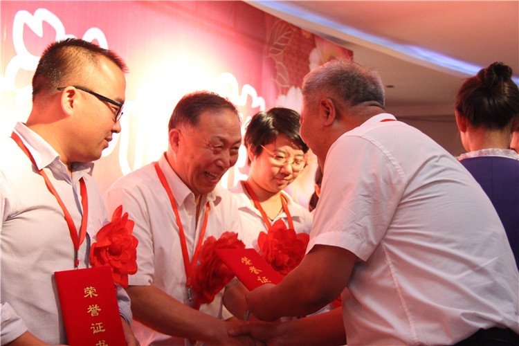 三尺讲台 十年树木——beat365官网举办第二届“丹桂飘香颂师德” 教师联欢暨表彰大会
