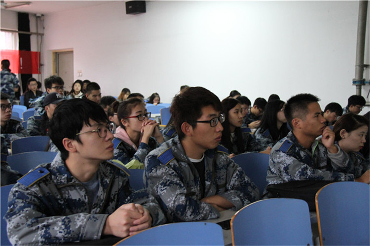 beat365官网组织部分教职工、学生代表观看党的第十九次全国代表大会开幕盛况