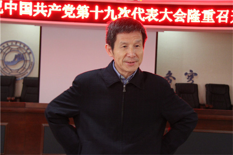 beat365官网组织部分教职工、学生代表观看党的第十九次全国代表大会开幕盛况