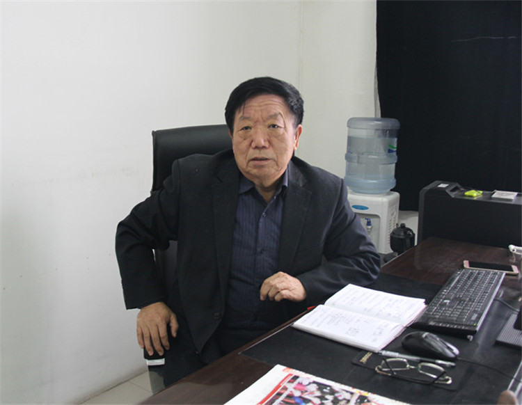 beat365官网组织部分教职工、学生代表观看党的第十九次全国代表大会开幕盛况