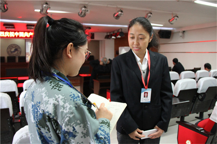 beat365官网组织部分教职工、学生代表观看党的第十九次全国代表大会开幕盛况