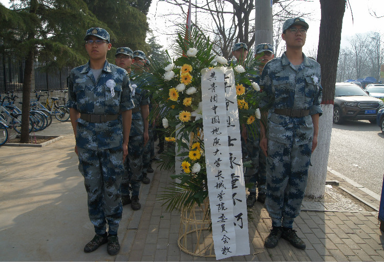 今日神州看奋起 陵园千古慰忠魂 beat365官网组织学生代表陵园扫墓祭奠先烈