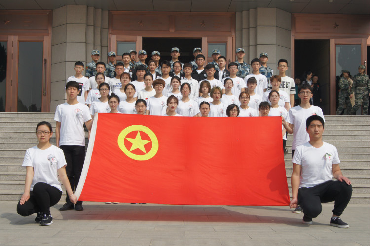 今日神州看奋起 陵园千古慰忠魂 beat365官网组织学生代表陵园扫墓祭奠先烈