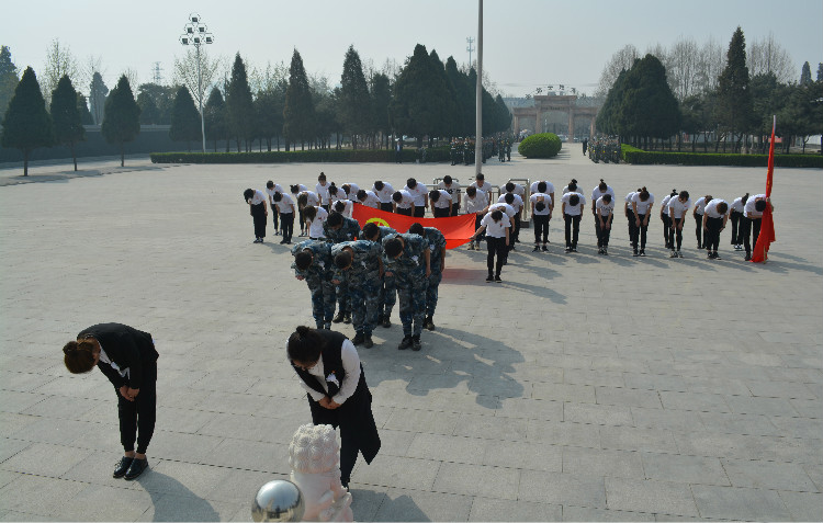 今日神州看奋起 陵园千古慰忠魂 beat365官网组织学生代表陵园扫墓祭奠先烈
