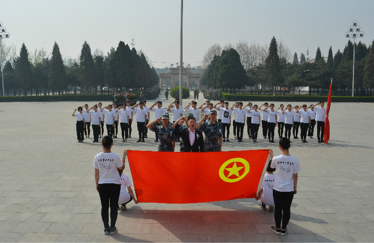 今日神州看奋起 陵园千古慰忠魂 beat365官网组织学生代表陵园扫墓祭奠先烈
