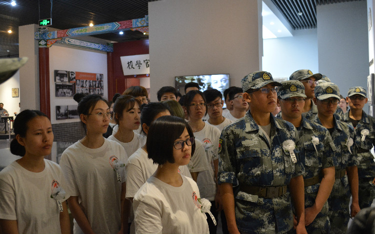 今日神州看奋起 陵园千古慰忠魂 beat365官网组织学生代表陵园扫墓祭奠先烈