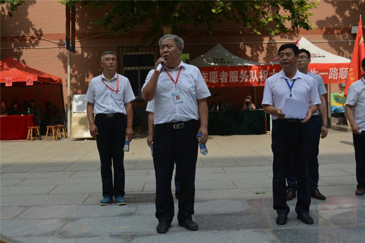 满堂祝福语 欢送学子行——beat365官网组织教师私家车喜送毕业生