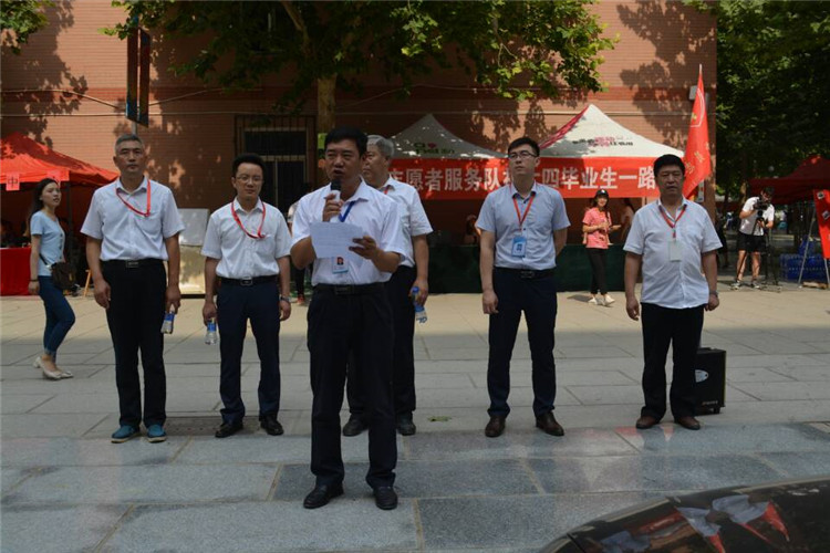 满堂祝福语 欢送学子行——beat365官网组织教师私家车喜送毕业生