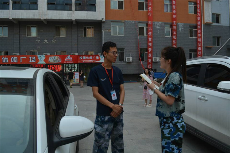 满堂祝福语 欢送学子行——beat365官网组织教师私家车喜送毕业生