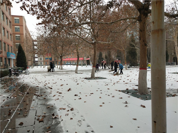 众志成城 共御冰雪 ——beat365官网积极组织教职工扫雪保障校园安全
