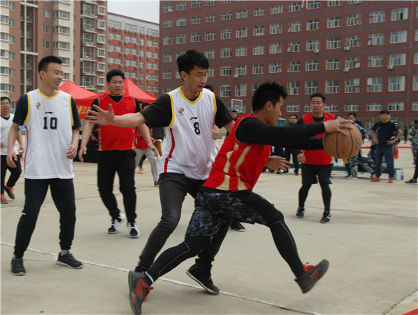 桃李争妍  运动争先 ——beat365官网在篮球场成功举办教职工趣味运动会