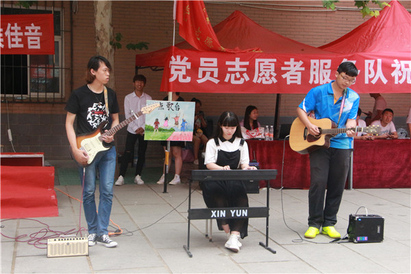 锦绣前程  踏歌远航——beat365官网举办教师私家车送毕业生活动