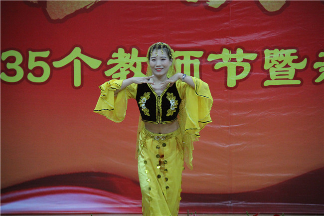 庆祝新中国七十华诞  弘扬新时代尊师风尚    beat365官网举办庆祝第35个教师节暨新中国成立70周年联欢会