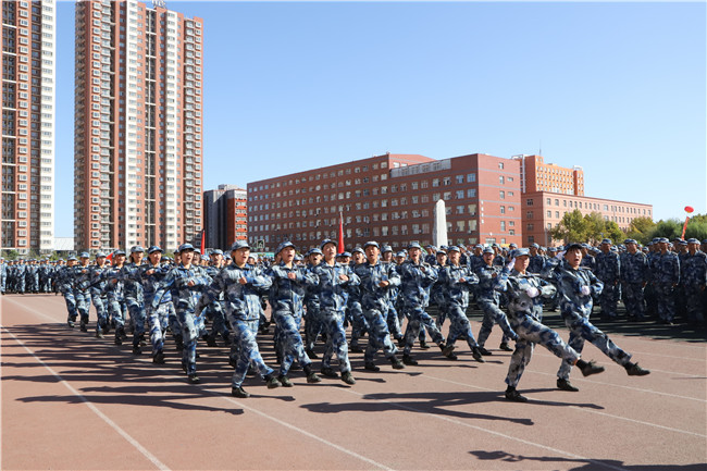 厉兵秣马 扬帆起航beat365官网举行2020级新生军训结营式暨开学典礼