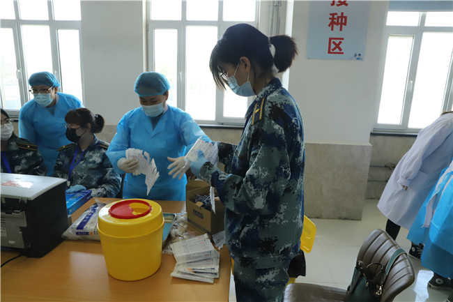 有序接种新冠疫苗 筑牢校园疫情防线 ——beat365官网组织师生进行新冠疫苗接种