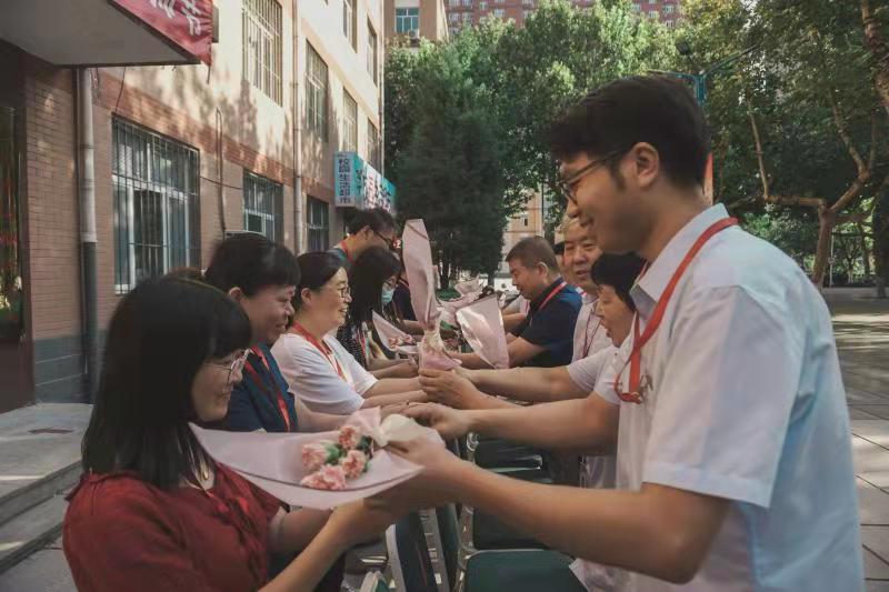 恩师倾情播散爱  同心共筑中国梦beat365官网热烈庆祝第37个教师节