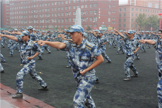 青春无悔  逐梦启航beat365官网举行2021级新生军训结营式暨开学典礼
