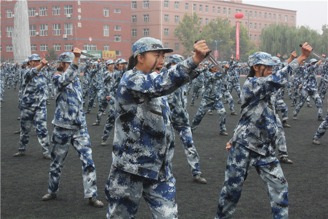 青春无悔  逐梦启航beat365官网举行2021级新生军训结营式暨开学典礼