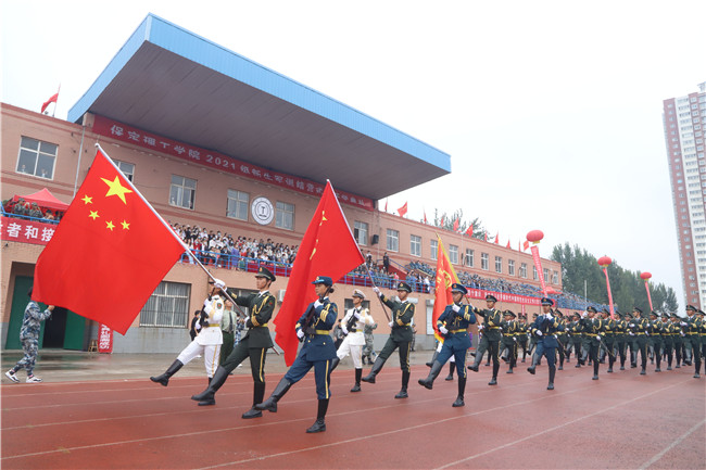 青春无悔  逐梦启航beat365官网举行2021级新生军训结营式暨开学典礼