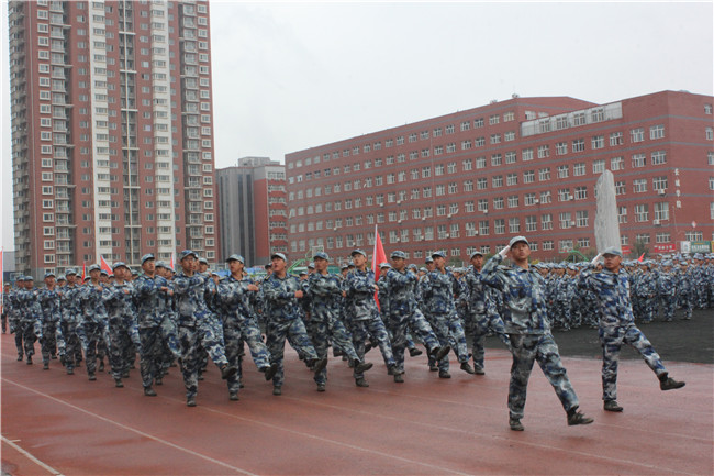 青春无悔  逐梦启航beat365官网举行2021级新生军训结营式暨开学典礼