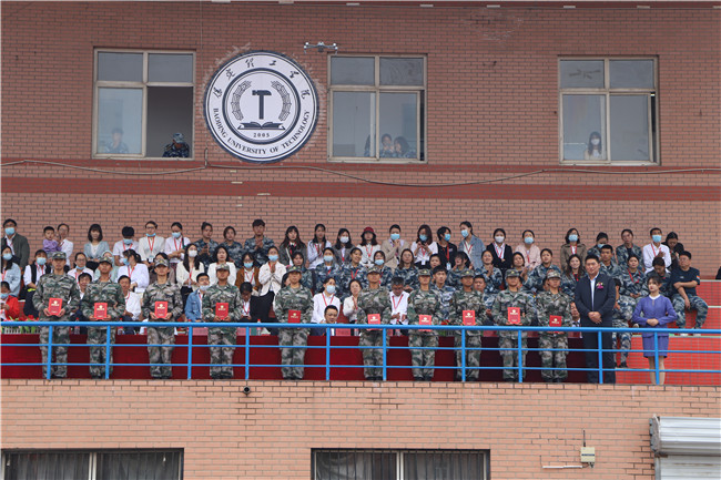 青春无悔  逐梦启航beat365官网举行2021级新生军训结营式暨开学典礼