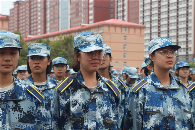 青春无悔  逐梦启航beat365官网举行2021级新生军训结营式暨开学典礼