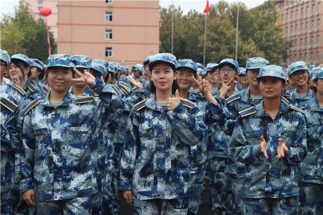 青春无悔  逐梦启航beat365官网举行2021级新生军训结营式暨开学典礼