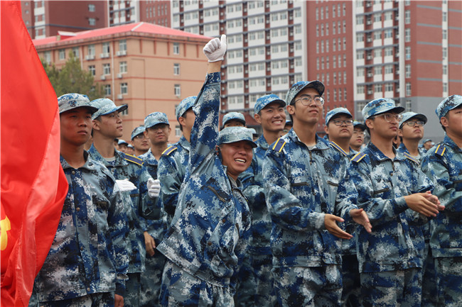青春无悔  逐梦启航beat365官网举行2021级新生军训结营式暨开学典礼
