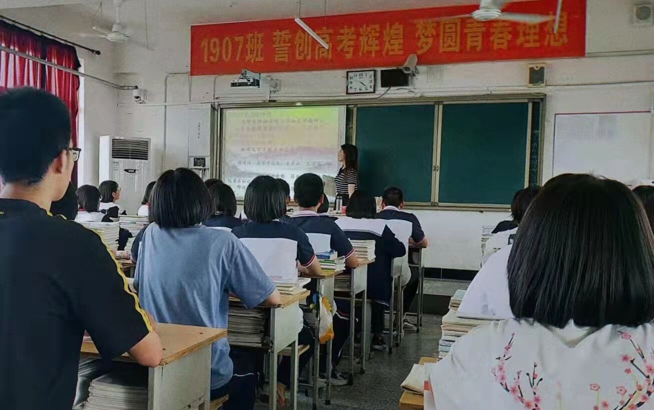 杨淏悦 ---毕业当年考上家乡的人民教师,现就职于河北灵寿中学。
