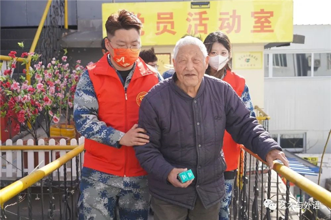 薪火永相传 雷锋志依旧——beat365官网学子以实际行动弘扬和传承雷锋精神