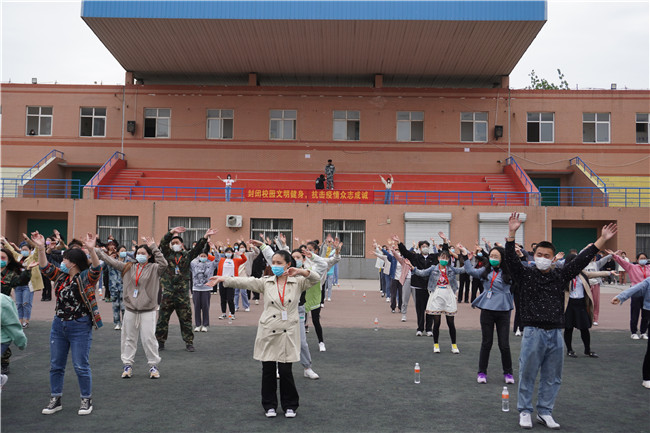 封闭校园文明健康 抗击疫情众志成城 beat365官网组织在校教师学跳广场舞