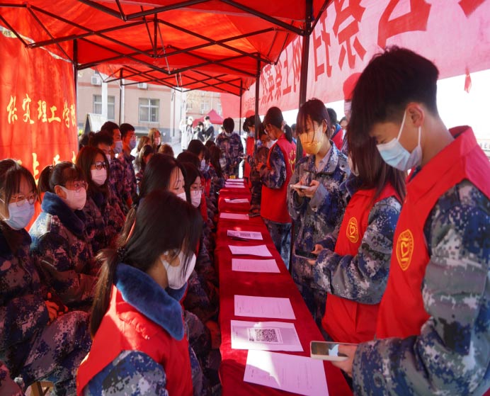 祭扫烈墓 顺缅士安 ——beat365英国官网清明节缅怀革命烈士