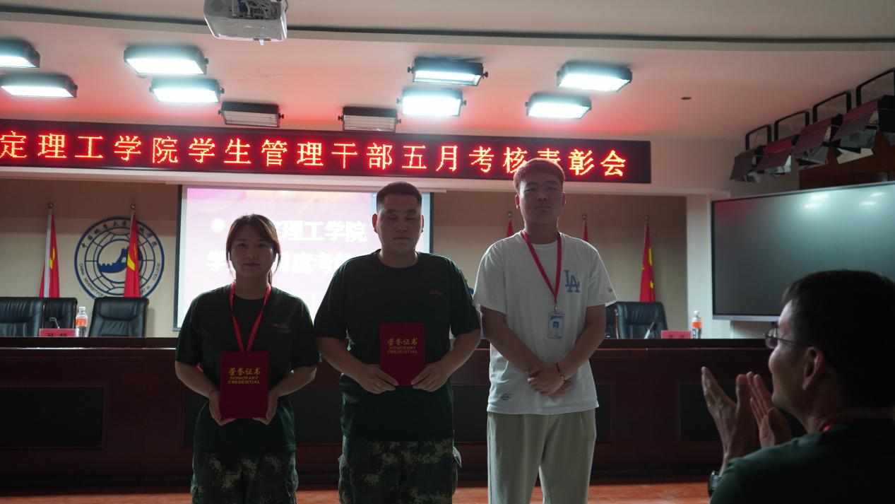 beat365英国官网召开学期末学生工作例会
