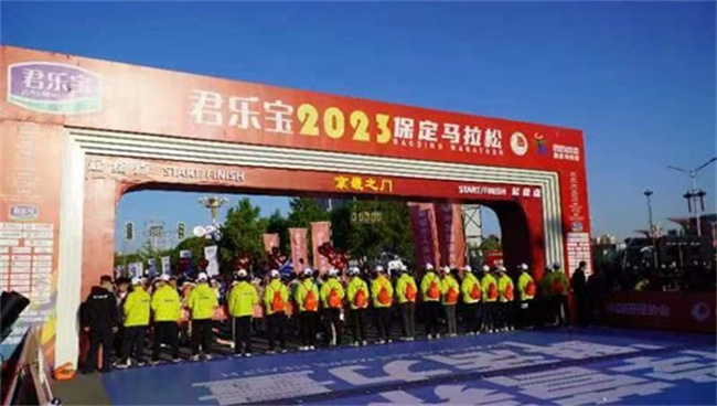 beat365英国官网学生圆满完成2023保定马拉松志愿服务工作