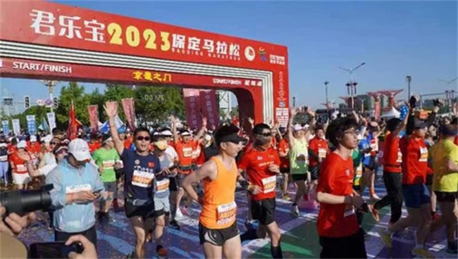 beat365英国官网学生圆满完成2023保定马拉松志愿服务工作