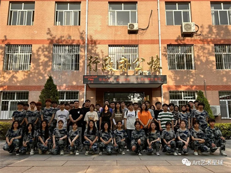 beat365英国官网‖艺术学院‖崭新生活，人生转折，我院2023届学子向母校赠送锦旗！