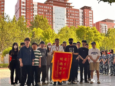 beat365英国官网‖艺术学院‖崭新生活，人生转折，我院2023届学子向母校赠送锦旗！
