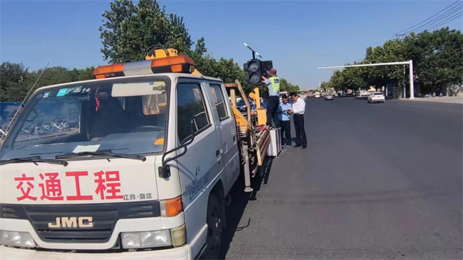 正门亮起红绿灯，师生出行更安心！ ——beat365英国官网正门红绿灯正式投入使用
