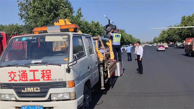 正门亮起红绿灯，师生出行更安心！ ——beat365英国官网正门红绿灯正式投入使用
