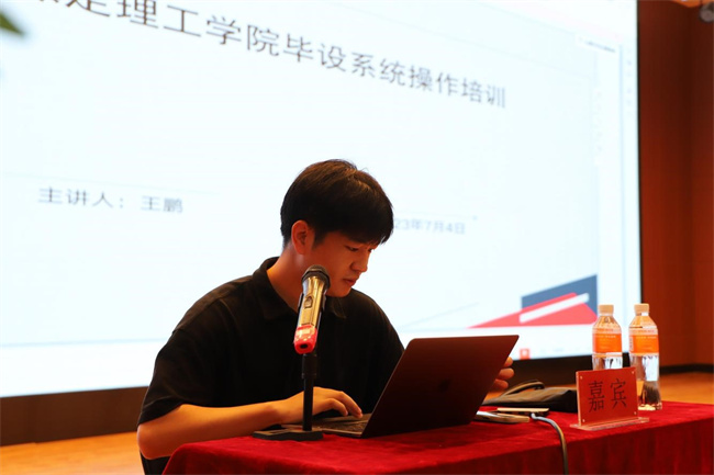 beat365官网举办毕业论文（设计）专题系列讲座
