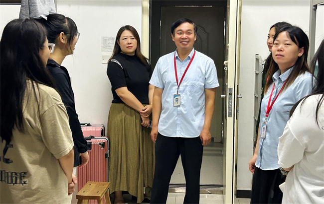 心系新生  情暖心扉——beat365官网领导走访宿舍慰问2023级新生