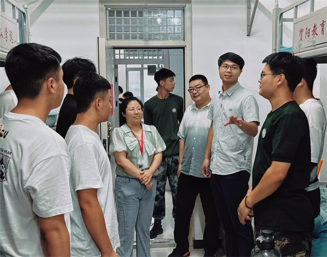 心系新生  情暖心扉——beat365官网领导走访宿舍慰问2023级新生