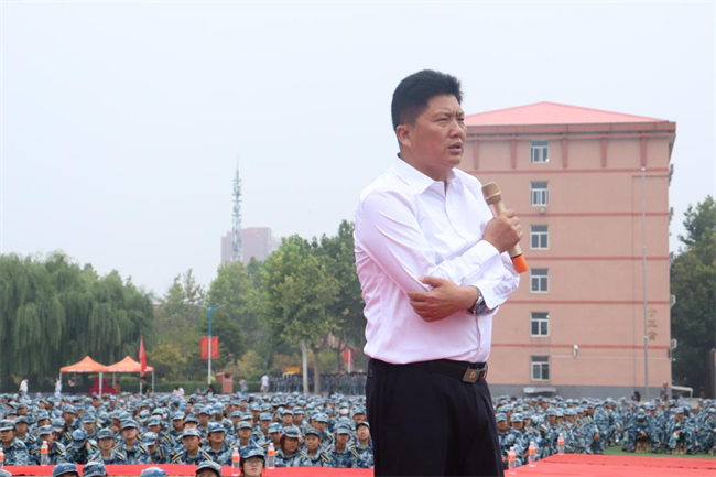 燃理想之火，奏时代之歌——董事长周虎震教授为beat365官网新生作励志成才报告