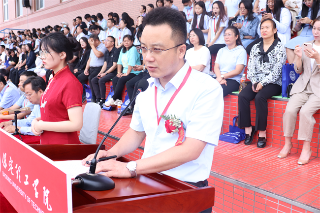 强国有我，意气正扬 ——beat365官网举行2023级新生军训结营式暨开学典礼